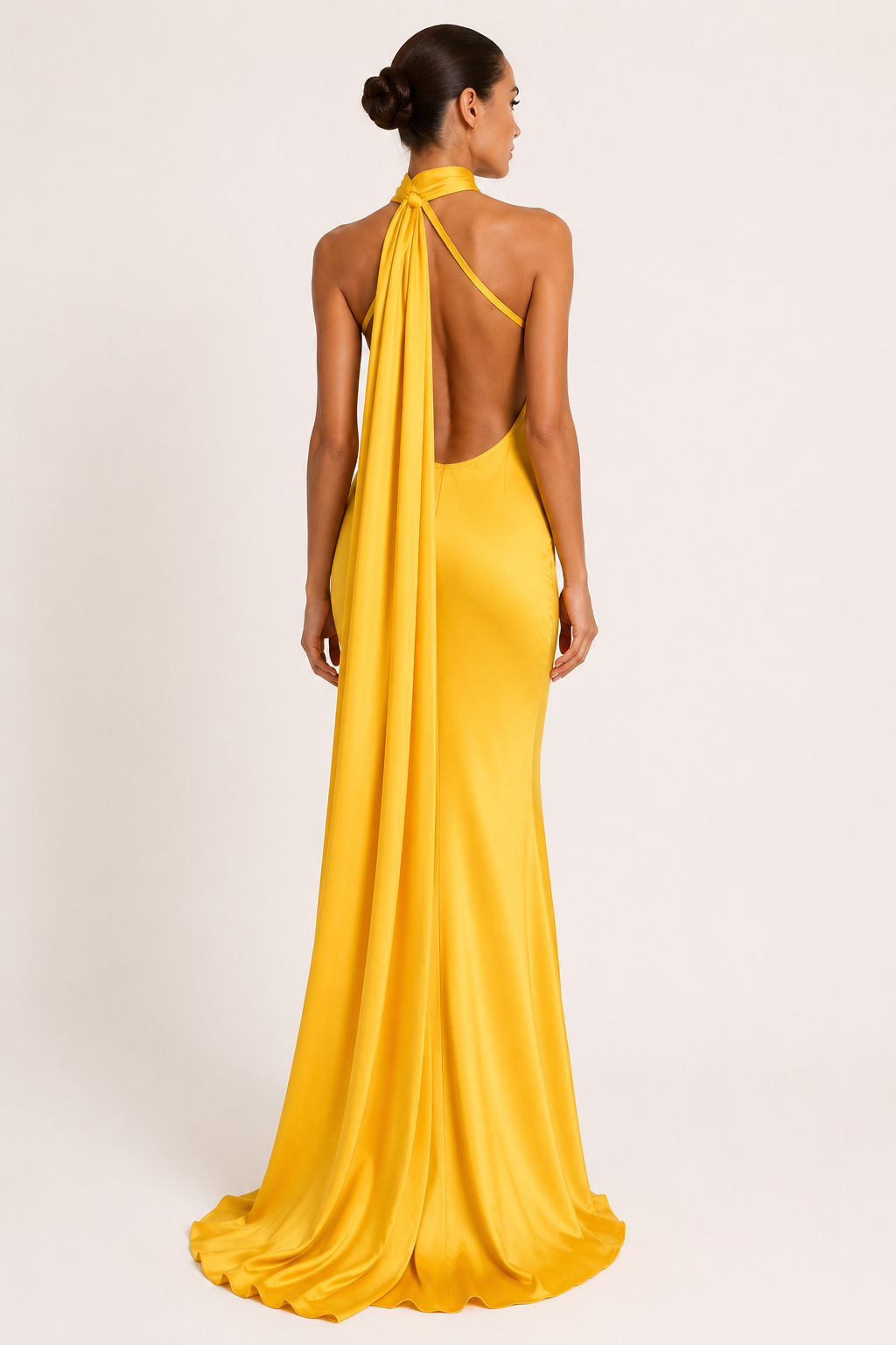 Vestido de gala halter con capa